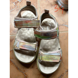 Giày sandal bé gái cũ cần thanh lý