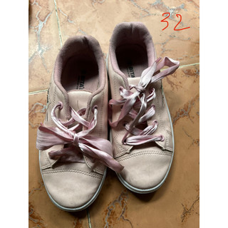 Giày sandal bé gái cũ cần thanh lý