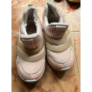 Giày sandal bé gái cũ cần thanh lý