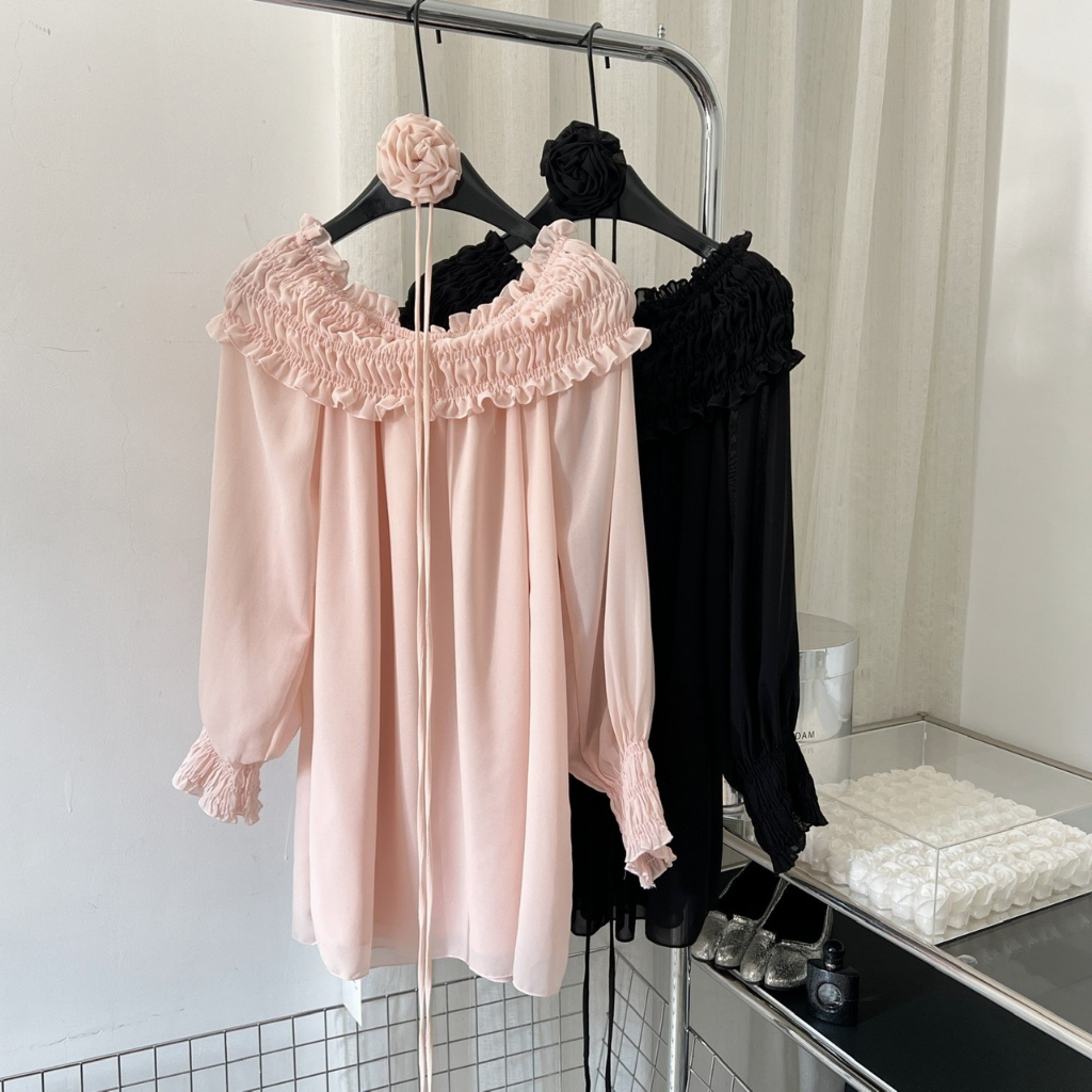 Váy trễ vai nhún bèo nơ cổ bông hoa Peony Dress cao cấp, váy voan tơ trễ vãi Deliz Studio | BigBuy360 - bigbuy360.vn