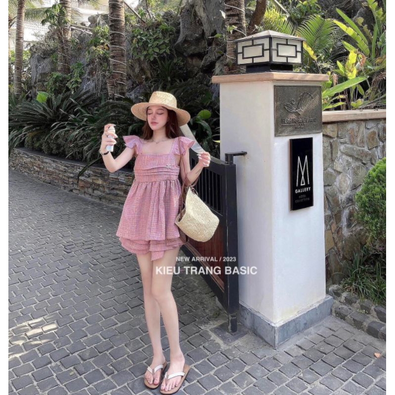 Sét bộ kẻ có tag áo hai dây cánh tiên và quần đùi 3 tầng bèo có lót