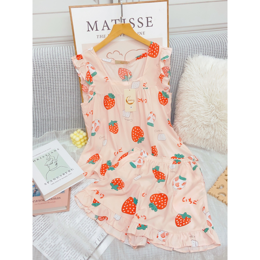 Bộ đồ ngủ mặc nhà Chillwear dáng áo gile quần đùi họa tiết hình quả dâu dễ thương cổ vuông sang chảnh tay phối viền bèo