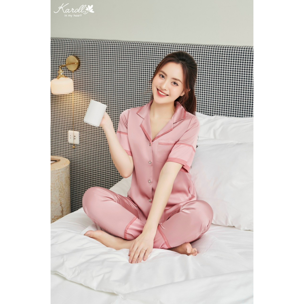 Bộ đồ mặc nhà Pijama nữ Karoll. SET pijamas mặc ngủ kiểu trơn phối viền nổi bật, dáng áo cộc quần dài