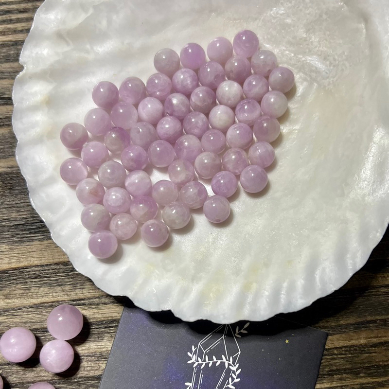 Kunzite hạt tròn lẻ 1 viên. Chất vip màu tuơi, đẹp, có hiệu ứng ánh cat eyes. Dùng làm phụ kiện handmade