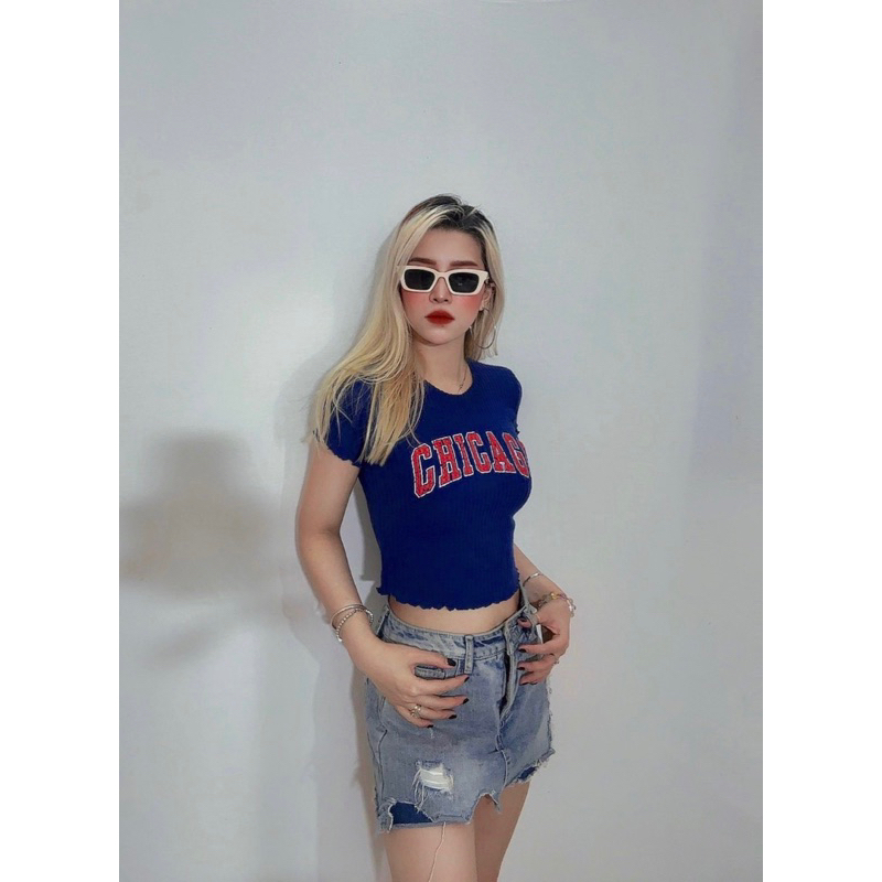 Áo croptop ôm cổ tròn xoăn lai thun tổ ong in CHICAGO đỏ