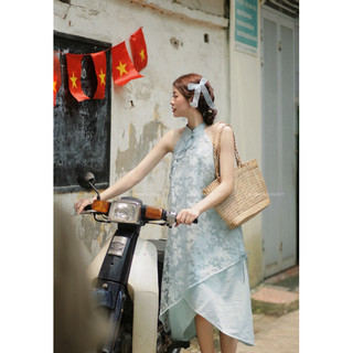 Váy yếm Hoa Tulip - Lengdeng.Collect | Váy cổ yếm midi dáng dài linen phối hoa Tủ đồ của Lèng Dèng