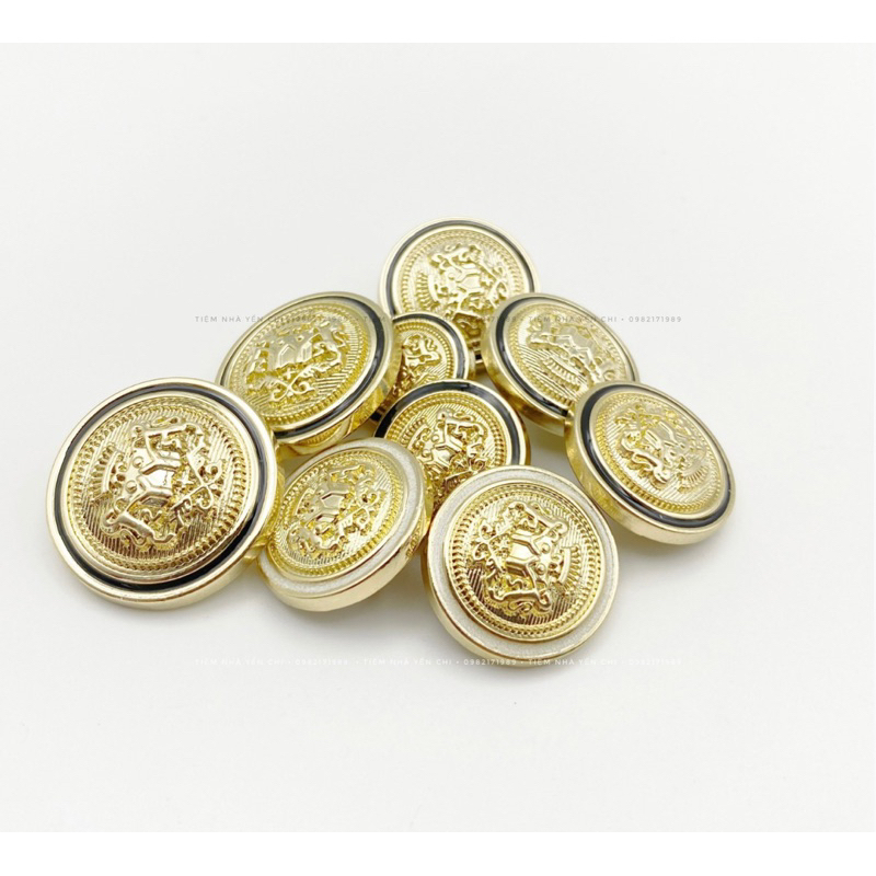 1 Khuy  kim loại VƯƠNG MIỆN SƯ TỬ ANH VIỀN ĐEN, TRẮNG cỡ 2.3cm HY9906