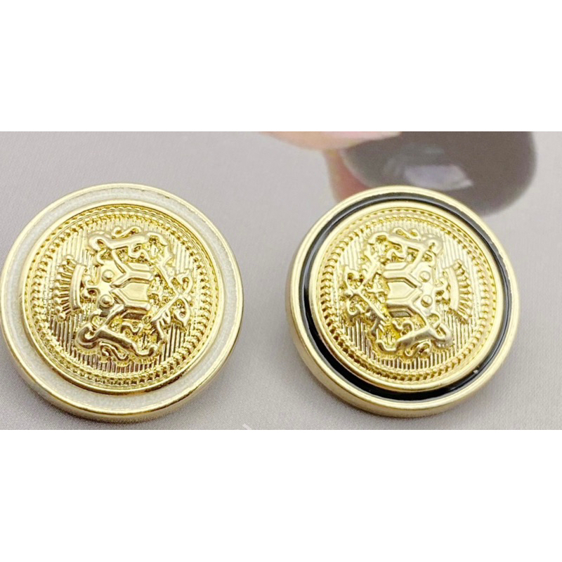 1 Khuy  kim loại VƯƠNG MIỆN SƯ TỬ ANH VIỀN ĐEN, TRẮNG cỡ 2.3cm HY9906