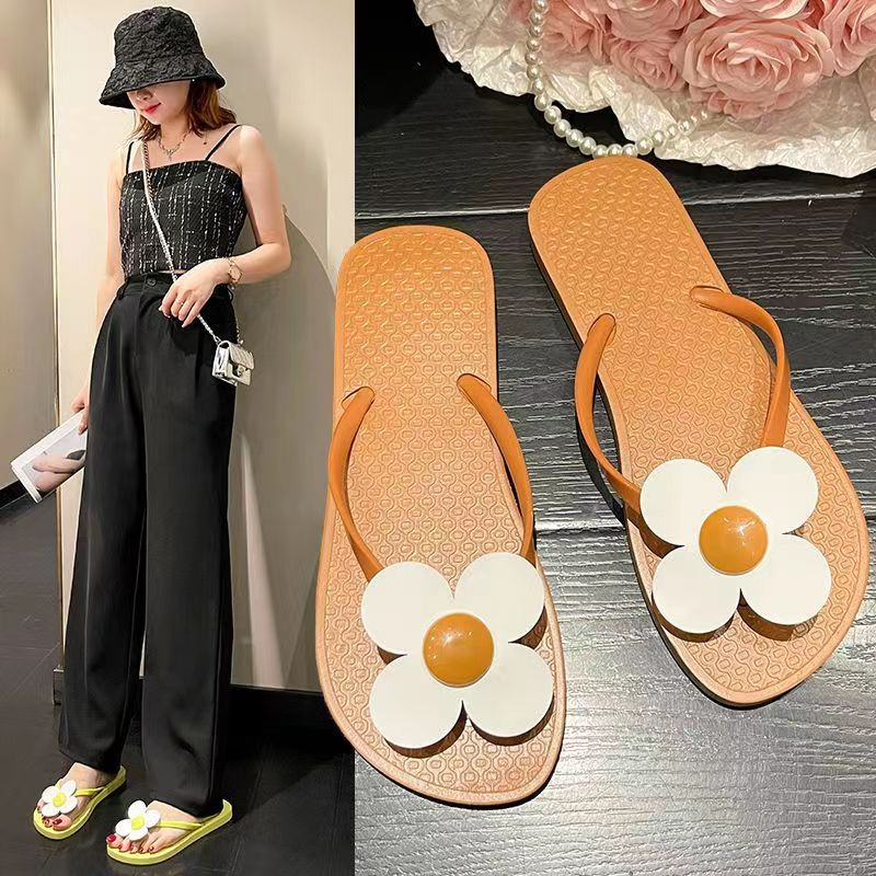 Dép tông hoa nữ mùa hè thời trang bên bờ biển