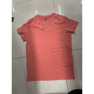 áo phông cổ tim nam nữ đều mặc được