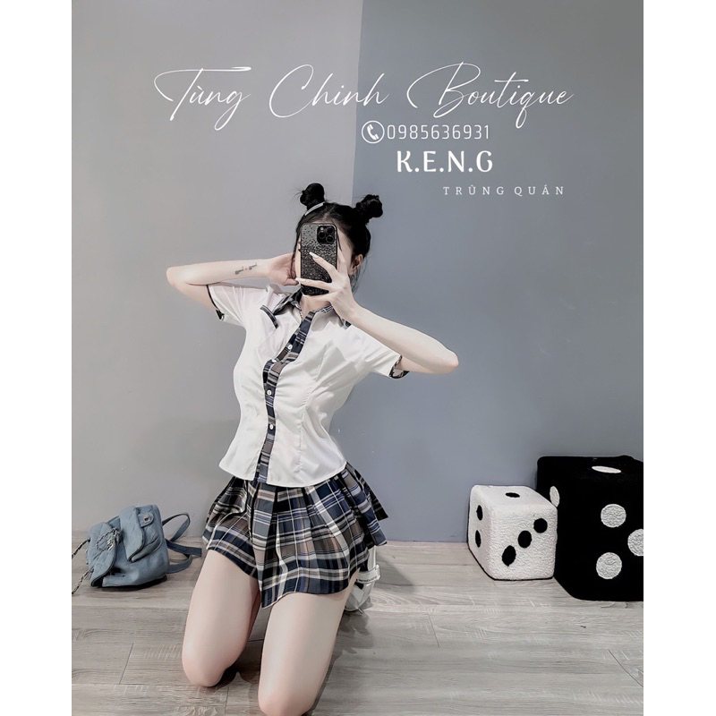 Áo sơmi phối kẻ kèm chân váy xếp ly học sinh