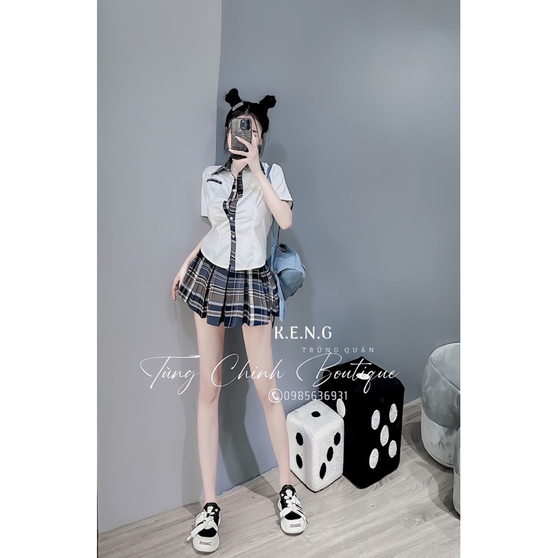 Áo sơmi phối kẻ kèm chân váy xếp ly học sinh