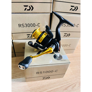 Máy Daiwa RS - C Bản 2023 Chính Hãng Tay Quay Kim Loại Giá Bình Dân