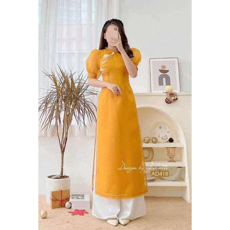 Áo Dài Cách Tân Màu Vàng, thiết kế vải voan tơ Cổ Xếp Ly, Vai Bồng, Đắp Hoa Trắng Điệu Đà Siêu Xinh Trước Ngực