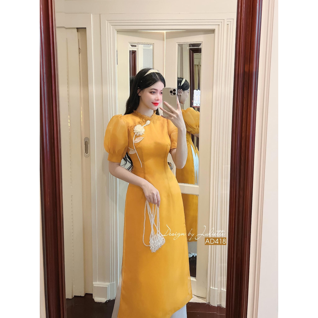 Áo Dài Cách Tân Màu Vàng, thiết kế vải voan tơ Cổ Xếp Ly, Vai Bồng, Đắp Hoa Trắng Điệu Đà Siêu Xinh Trước Ngực