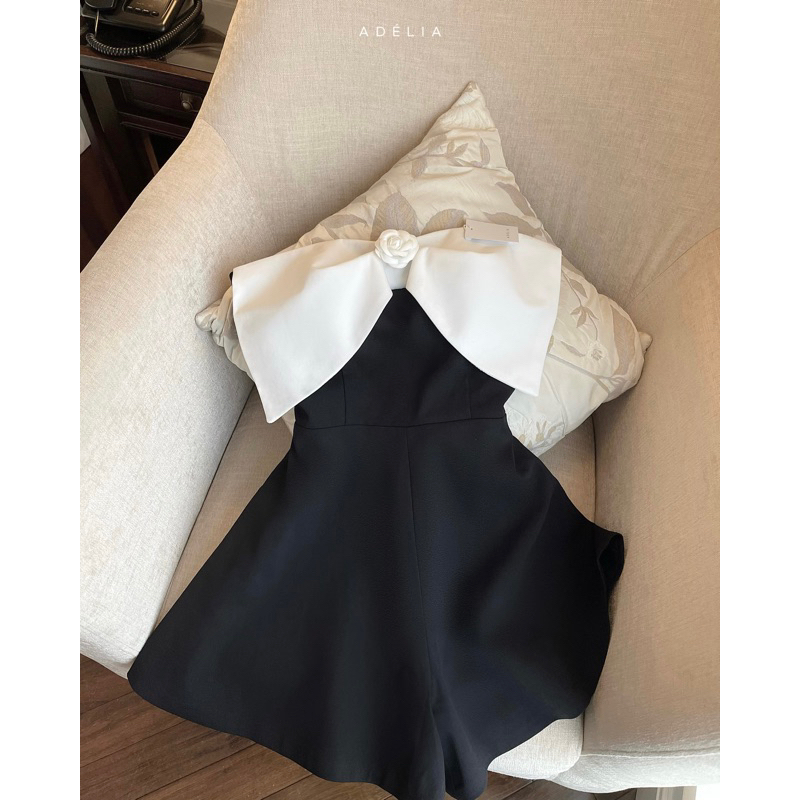 Áo liền quần Jumpsuit Adélia đen phối trắng kèm hoa trà