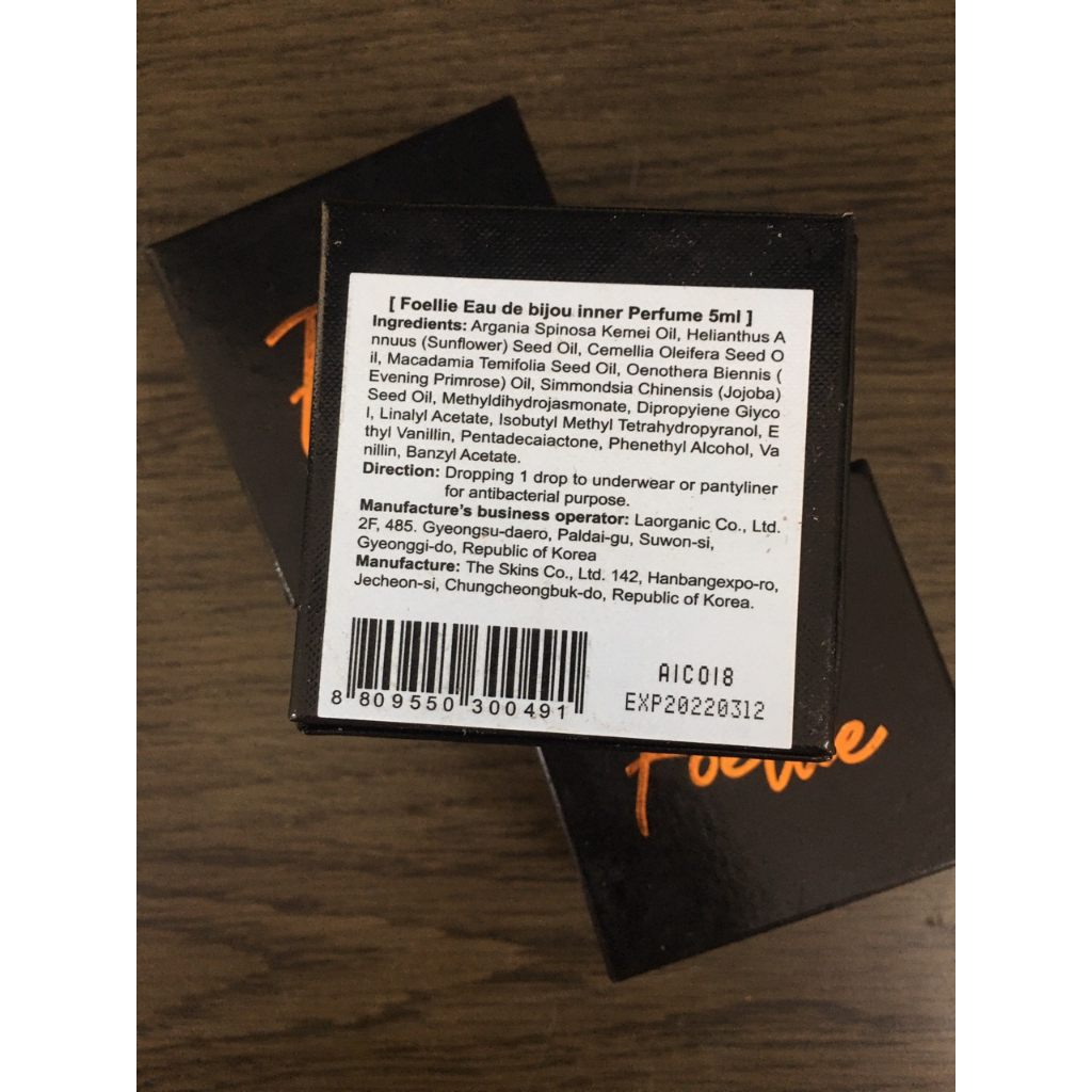 Nước hoa vùng kín vuông đen .