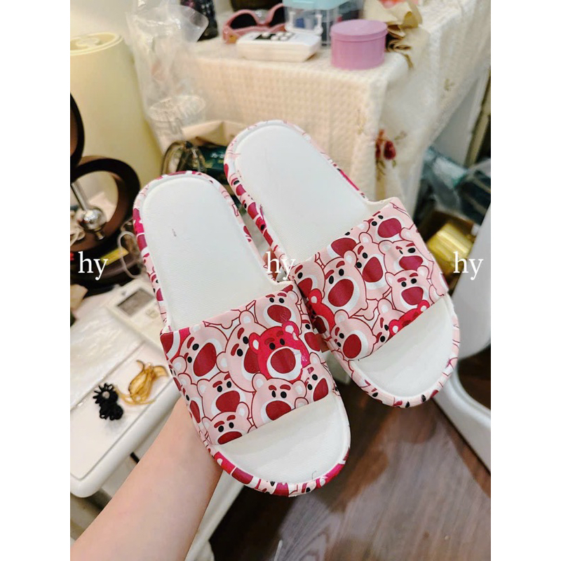 Dép Quai Ngang Hoạ Tiết Gấu Dâu Đế Mềm Thời Trang