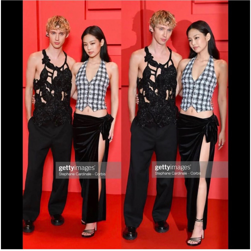 Áo kẻ sọc trắng đen vải tweed hở lưng giống Jennie Blackpink