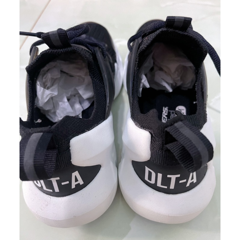 Giày si hiệu Skechers màu đen