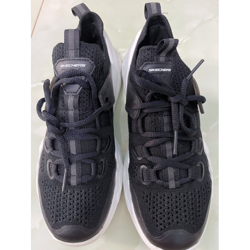 Giày si hiệu Skechers màu đen