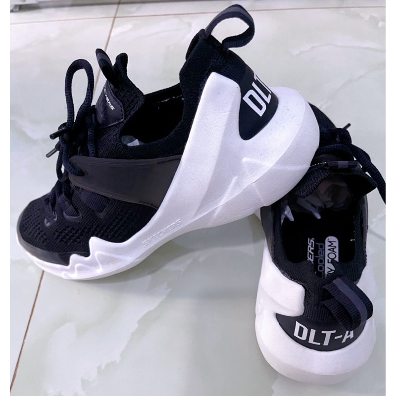 Giày si hiệu Skechers màu đen