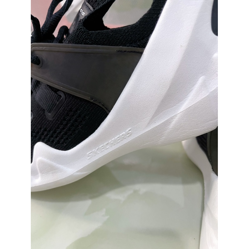 Giày si hiệu Skechers màu đen