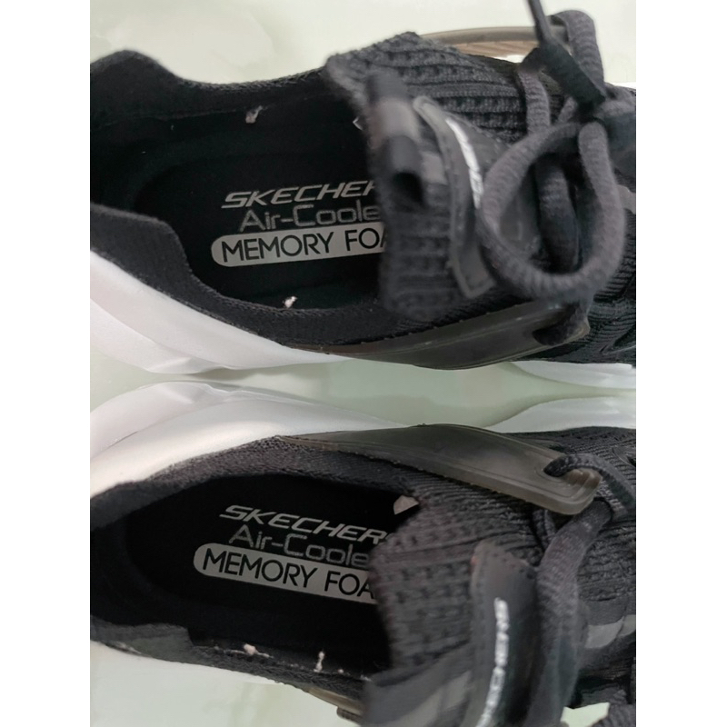 Giày si hiệu Skechers màu đen