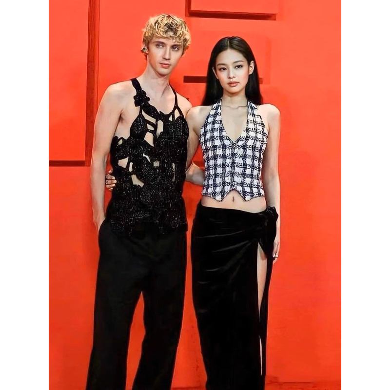 Áo kẻ sọc trắng đen vải tweed hở lưng giống Jennie Blackpink