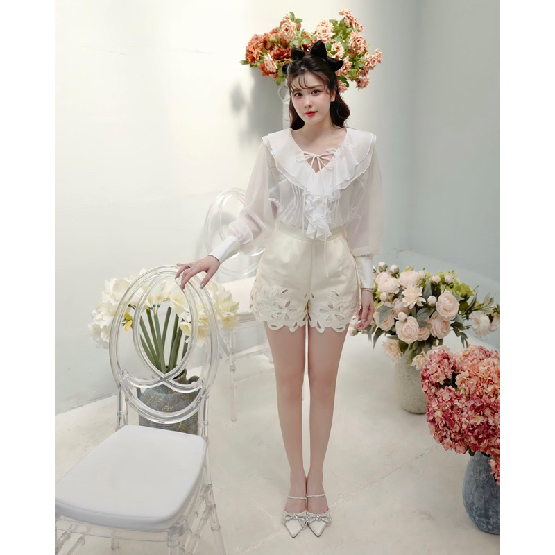 Áo Voan Tay Bồng Cổ Bèo Cùng Quần Short Cut Out Hoa Lypstudio