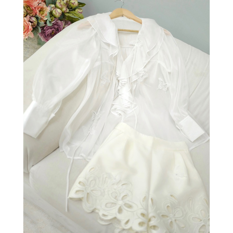 Áo Voan Tay Bồng Cổ Bèo Cùng Quần Short Cut Out Hoa Lypstudio