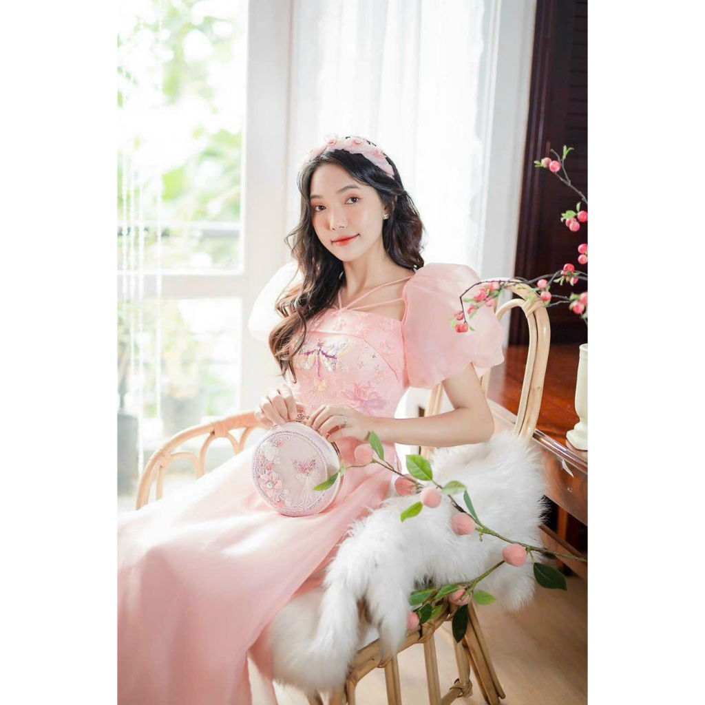 Áo Dài Cách Tân Hồng Ngọc Tay Bồng Với Tông Hồng Ngọt Ngào