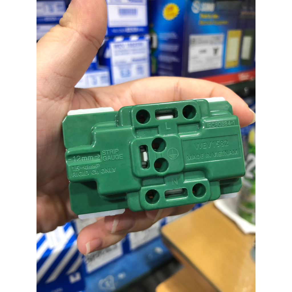 Ổ cắm đôi Panasonic WEV-1582SW 3 chấu dòng thiết bị Wide, có màn che và dây nối đất - Hàng chính hãng