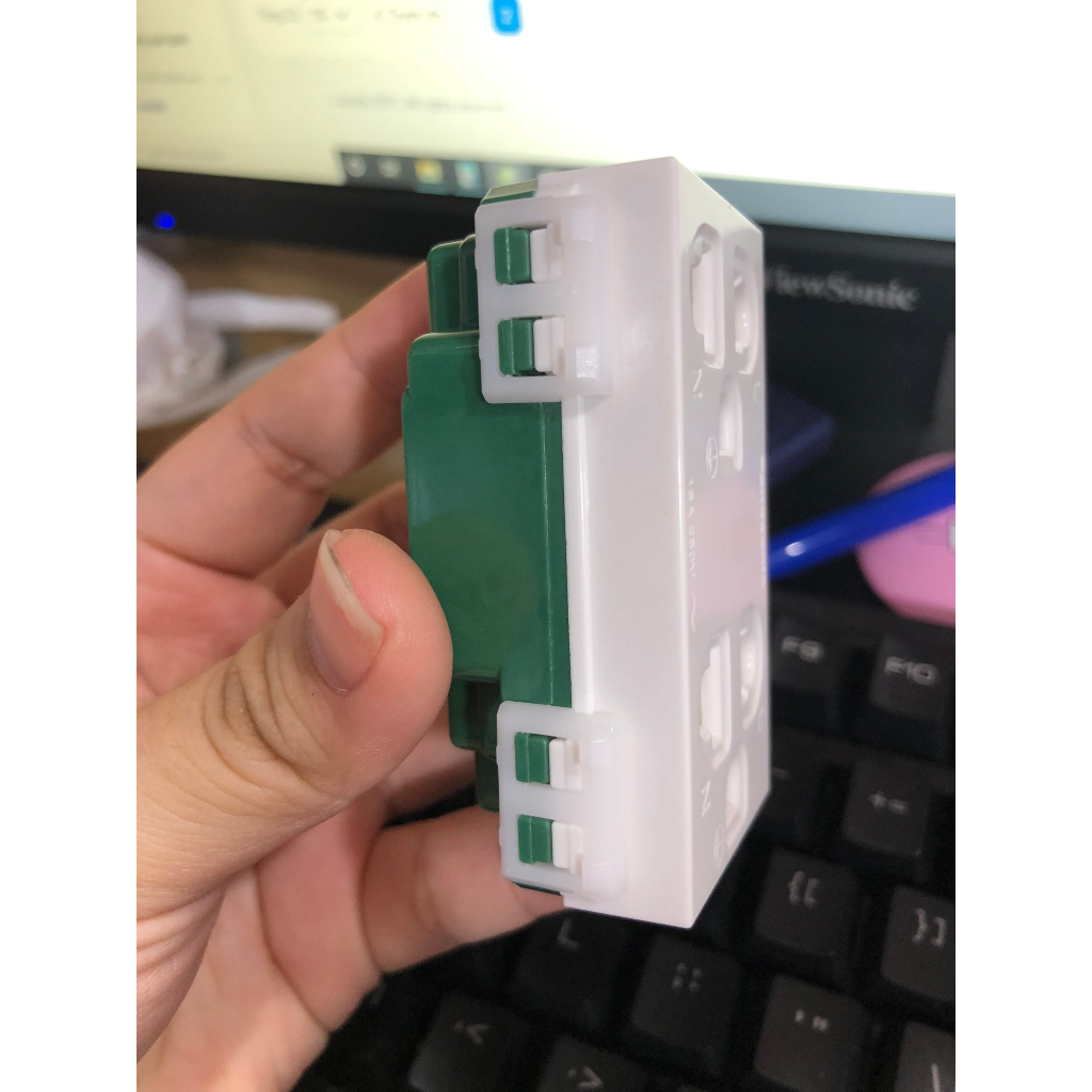 Ổ cắm đôi Panasonic WEV-1582SW 3 chấu dòng thiết bị Wide, có màn che và dây nối đất - Hàng chính hãng