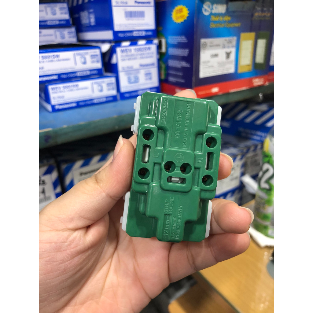 Ổ cắm đôi Panasonic WEV-1582SW 3 chấu dòng thiết bị Wide, có màn che và dây nối đất - Hàng chính hãng