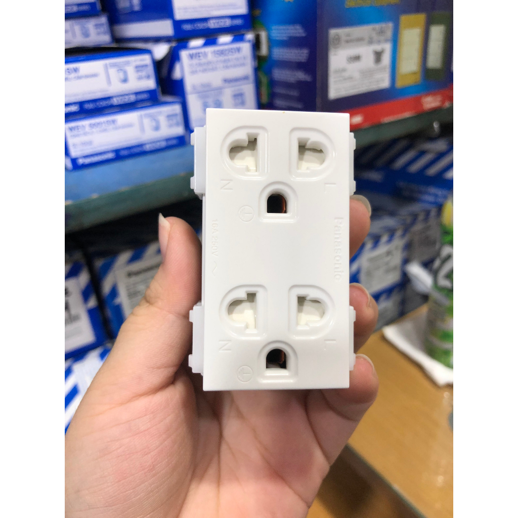Ổ cắm đôi Panasonic WEV-1582SW 3 chấu dòng thiết bị Wide, có màn che và dây nối đất - Hàng chính hãng