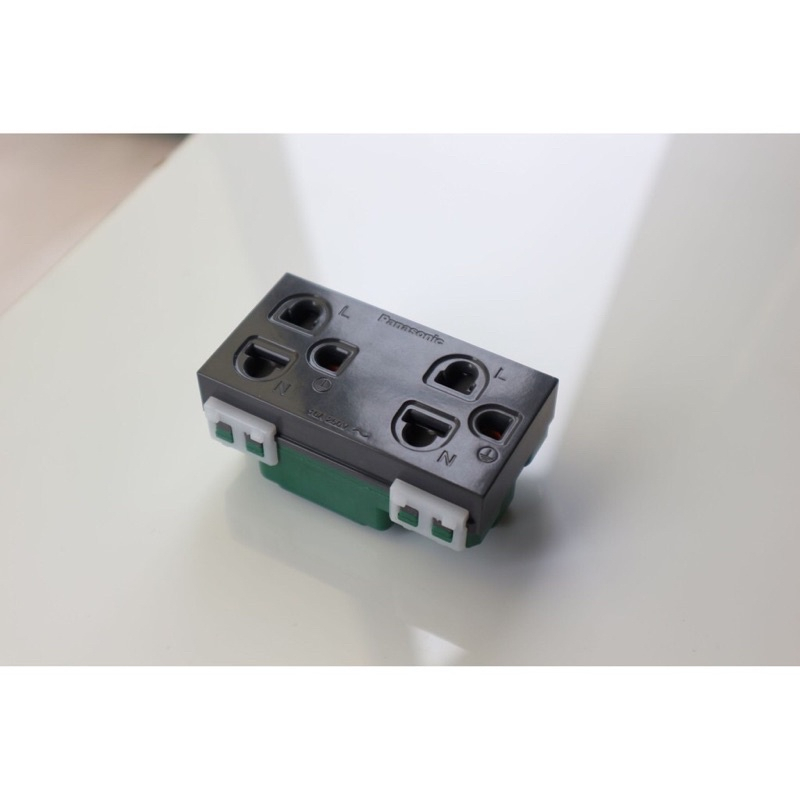 Ổ cắm đôi Panasonic WEV-1582SW 3 chấu dòng thiết bị Wide, có màn che và dây nối đất - Hàng chính hãng