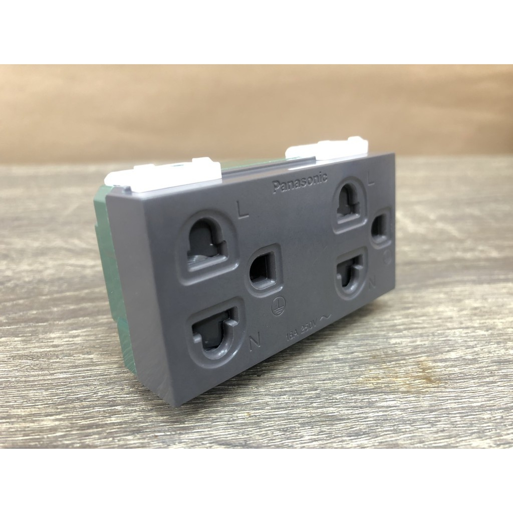 Ổ cắm đôi Panasonic WEV-1582SW 3 chấu dòng thiết bị Wide, có màn che và dây nối đất - Hàng chính hãng