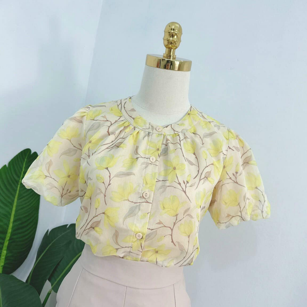 Áo sơ mi tơ họa tiết hoa nhí, thiết kế cổ tròn,tay bồng thời trang công sở
