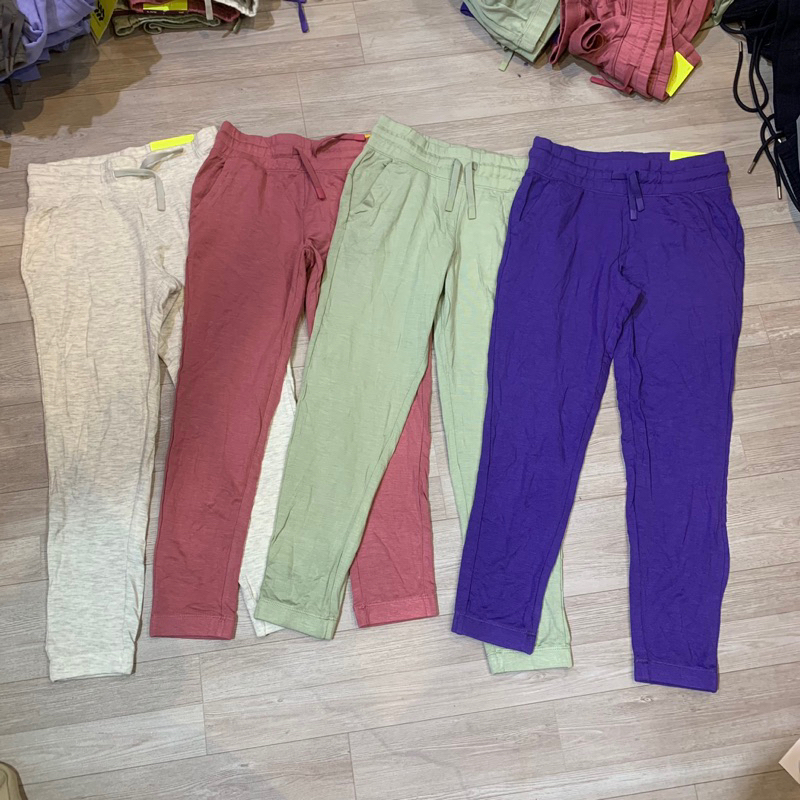 Quần jogger da cá mềm bé gái, hàng dư