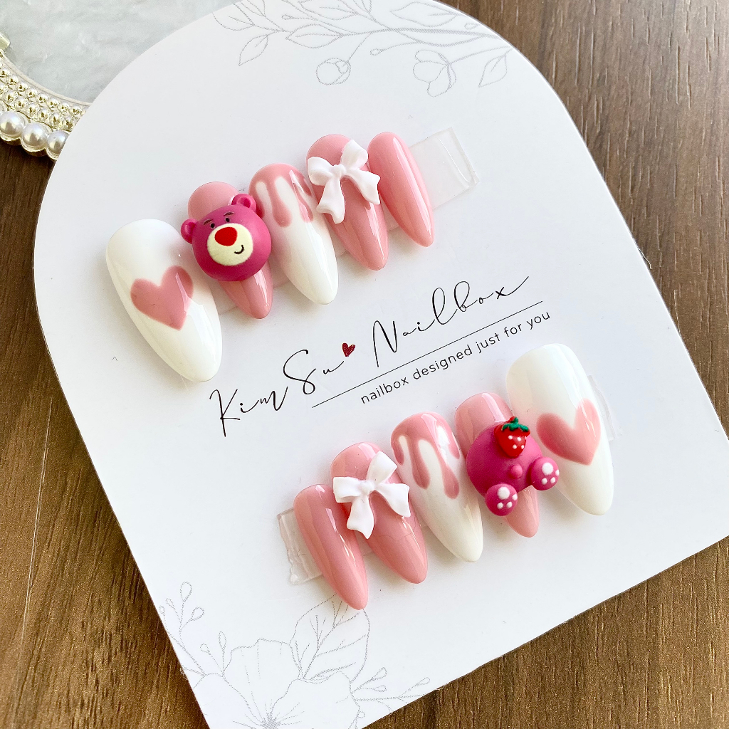 Móng úp thiết kế gấu dâu hồng