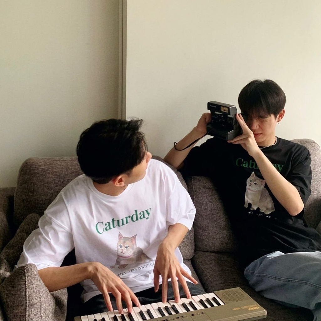 Áo thun trắng Caturday giống FirstKhaotung First Kanaphan, Khaotung Thanawat