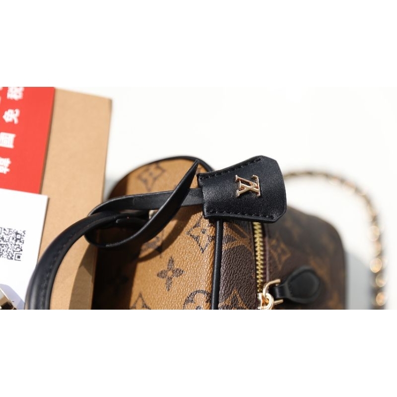 Túi LV siêu xinh sz18cm chất da dày dặn tặng kèm.khăn quấn fullbox xịn