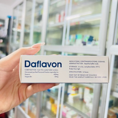 Daflavon hộp 4 vỉ x 15 viên   giúp tăng sức bền thành mạch cho người giãn tĩnh mạch chân , trĩ