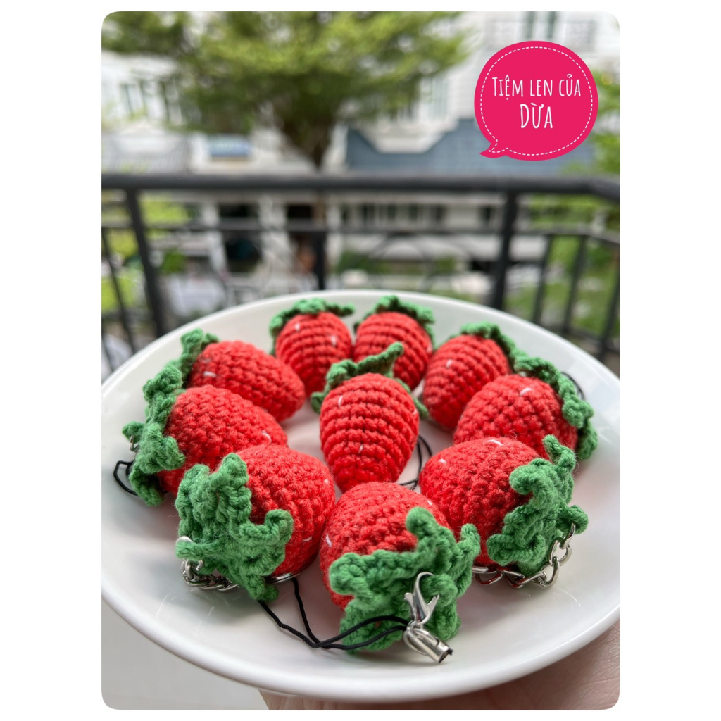 Móc khóa len handmade quả dâu tây