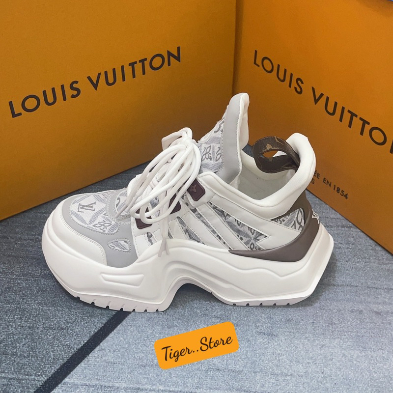 GIÀY L’V WHITE TEXTURE HIGH HOLDER LAI AU SC