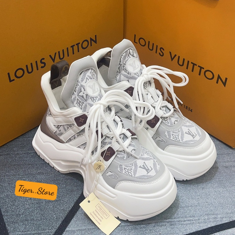 GIÀY L’V WHITE TEXTURE HIGH HOLDER LAI AU SC