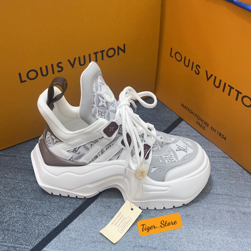 GIÀY L’V WHITE TEXTURE HIGH HOLDER LAI AU SC