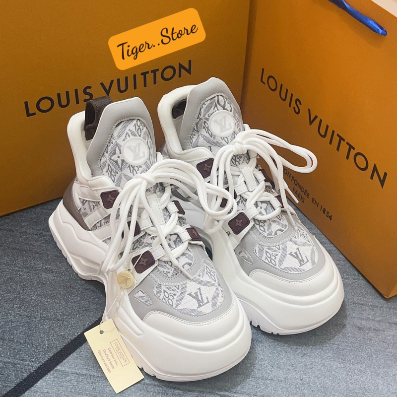 GIÀY L’V WHITE TEXTURE HIGH HOLDER LAI AU SC