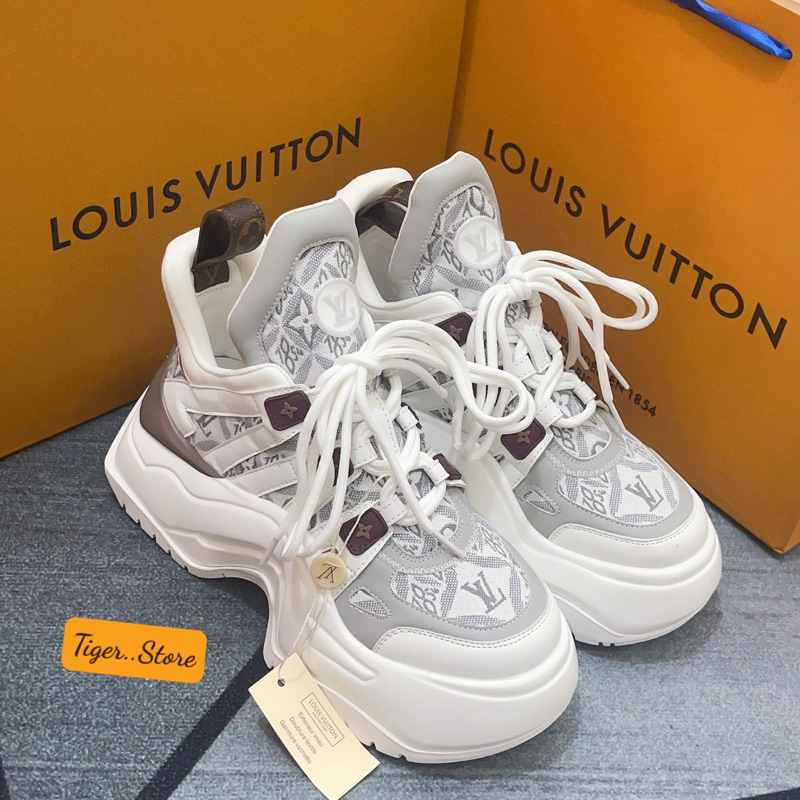 GIÀY L’V WHITE TEXTURE HIGH HOLDER LAI AU SC